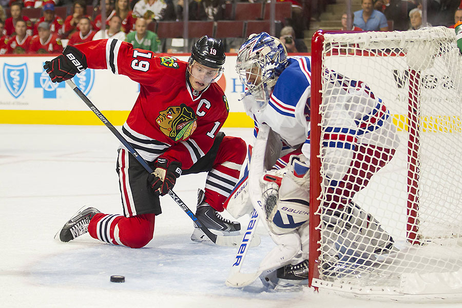 Chicagos Jonathan Toews vor dem Tor der New York Rangers. Chicagos Jonathan Toews vor dem Tor der New York Rangers.