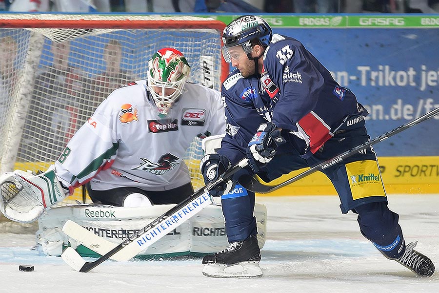 Torchance fr Berlins Petr Pohl gegen Augsburgs Torwart Jeff Deslauriers.