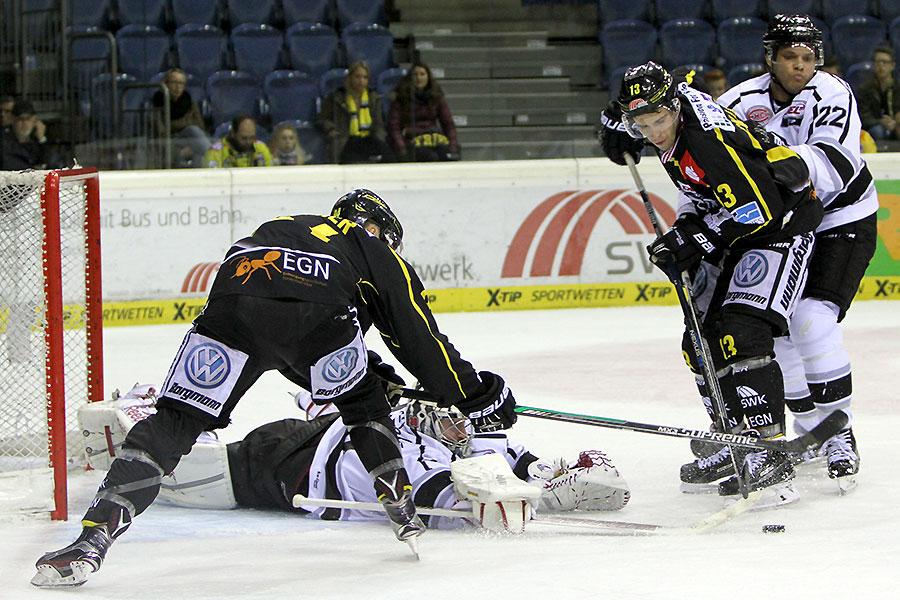 Nürnbergs Schlussmann Andreas Jenike rettet im Spiel bei den Krefeld Pinguinen. Nürnbergs Schlussmann Andreas Jenike rettet im Spiel bei den Krefeld Pinguinen.