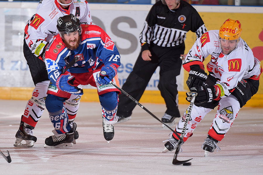 Austin Smith von den Ravensburg Towerstars im Zweikampf mit Steve Slaton von den Fischtown Pinguins.