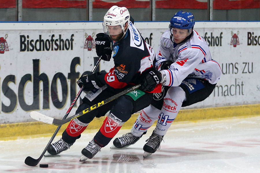 Schnheides Kevin Piehler attackiert Regensburgs Nikola Gajovsky.