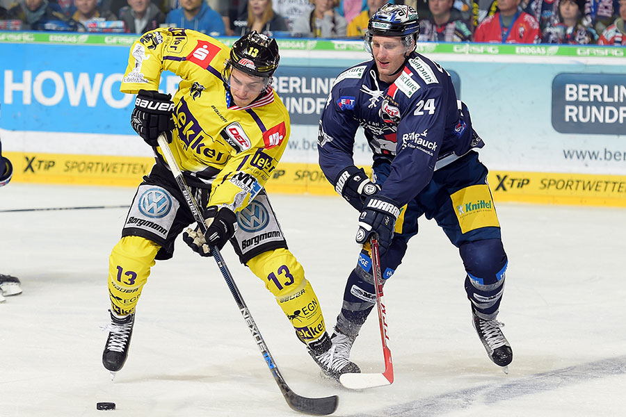 Krefelds Mike Collins gegen Berlins Andre Rankel. Krefelds Mike Collins gegen Berlins Andre Rankel.