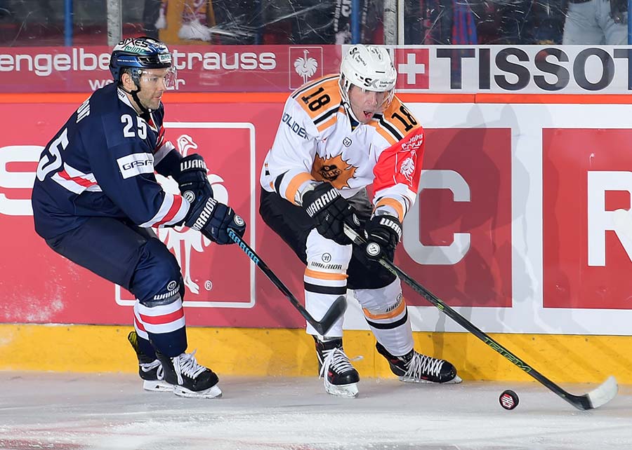 Berlins Micki DuPont gegen Pontus Petterstrm von Skellefte AIK.