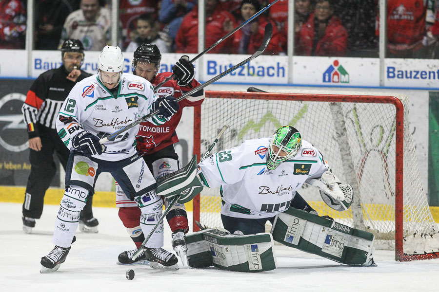 Bietigheims Schlussmann Sinisa Martinovic sichert den Puck.