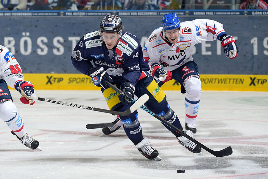 Eisbr Laurin Braun kontrolliert den Puck gegen Jon Rheault und Christoph Ullmann von den Adlern Mannheim.