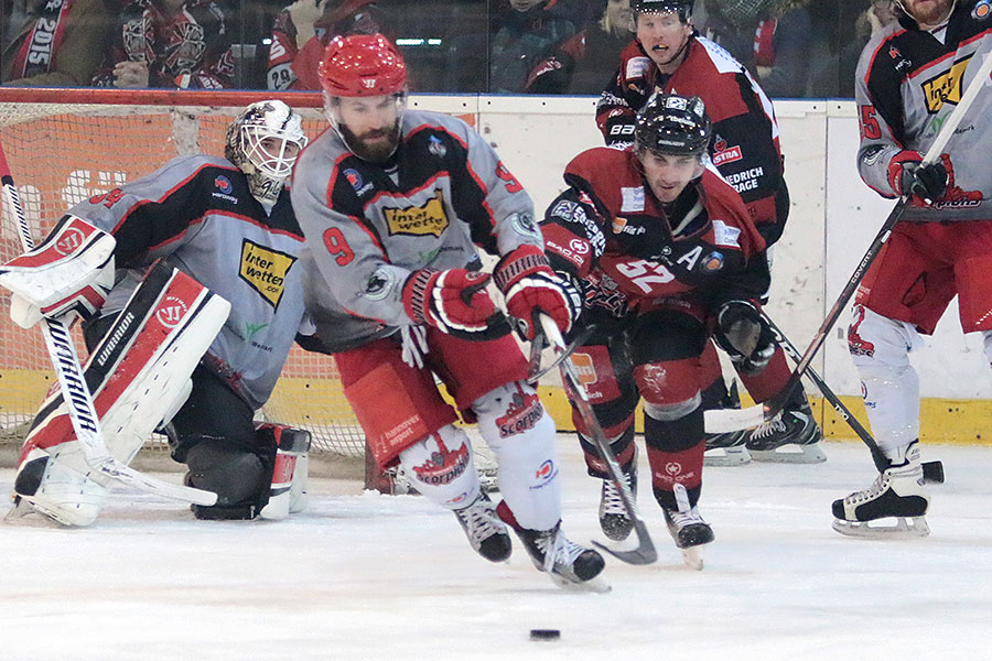 Hannovers Saschar Blank gegen Wedemarks Brett Beebe. Hannovers Saschar Blank gegen Wedemarks Brett Beebe.