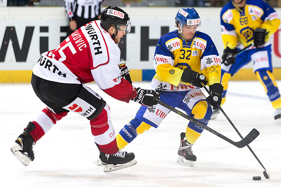 Kanadas Daniel Vukovic gegen den Davoser Sin Schlaepfer.