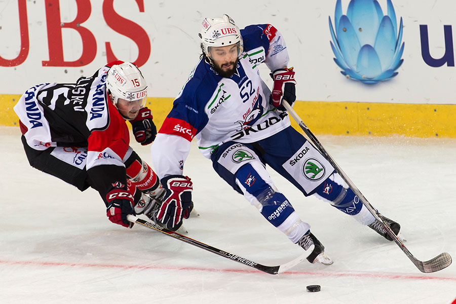 Mannheims Dominik Bittner gegen Yekaterinenburg Anatoli Golyshev.