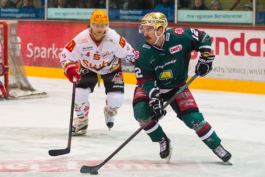 Rosenheims Stretch mit dem Puck vor dem Bremerhavener Tor.