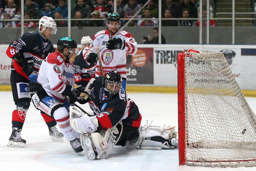 Tor fr den EV Landshut beim Gastspiel in Regensburg.