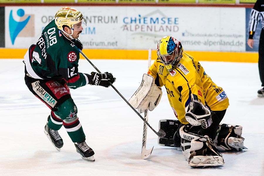 Rosenheims Stretch gegen Weiwassers Torwart Joe Fallon.