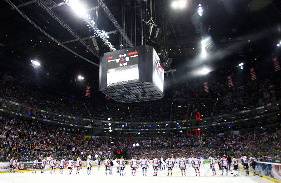 Die Kölner Arena ist am Freitag doppelt belegt.