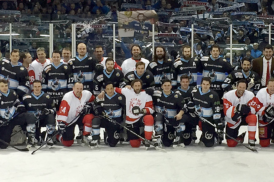 Jedrzej Kasperczyk mit den IceFighters Leipzig und dem Team Kaspi. Jedrzej Kasperczyk mit den IceFighters Leipzig und dem Team Kaspi.
