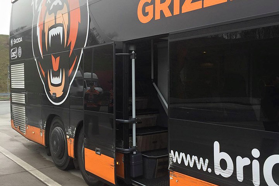 Die Schden am Wolfsburger Mannschaftsbus.