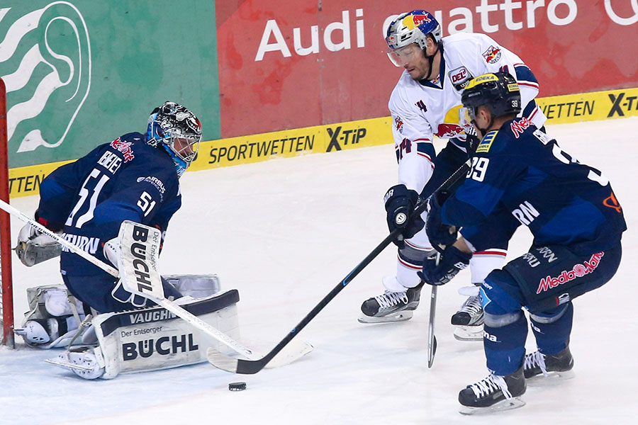 Mnchens Steve Pinizzotto gegen die Ingolstdter Timo Pielmeier im Tor und Thomas Greilinger.