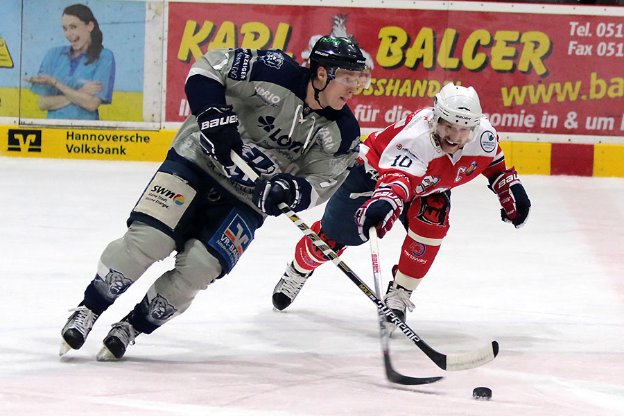 Duell der Kapitne: Indianer Sebastian Lehmann gegen Neuwieds Brian Gibbons.