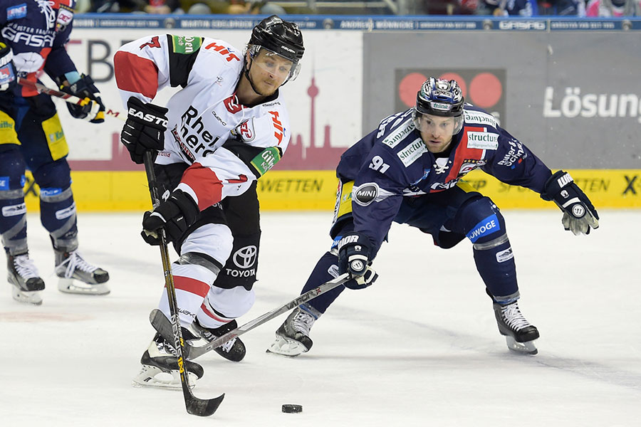 Klns Johannes Salmonsson gegen Berlins Mark Olver.