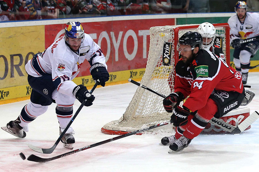 M�nchens Steve Pinizzotto gegen K�lns Dragan Umicevic.