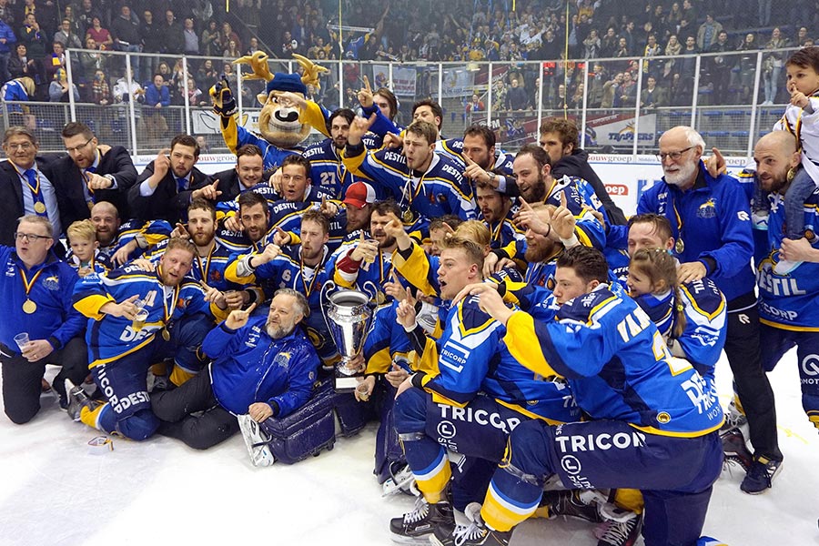 Die Tilburg Trappers feiern den Titelgewinn in der Oberliga. Die Tilburg Trappers feiern den Titelgewinn in der Oberliga.