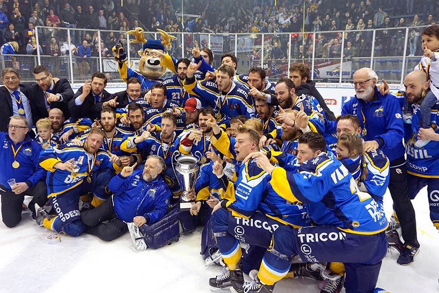 Die Tilburg Trappers feiern den Titelgewinn in der Oberliga.