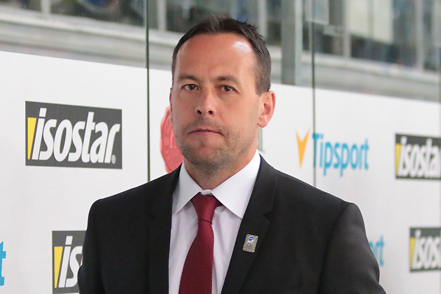 Bundestrainer Marco Sturm feiert den zweiten Sieg bei der Euro Hockey Challenge.