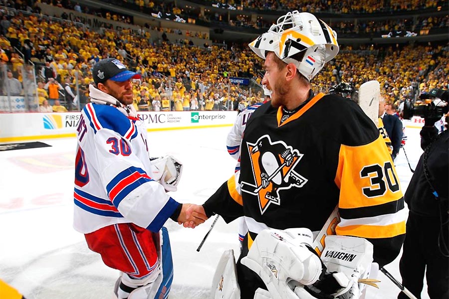 Shakehands der beiden Torhter: Henrik Lundqvist von den Rangers und Matt Murray von den Penguins.