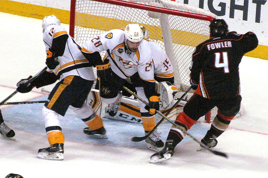 Anaheims Fowler vor dem Tor der Predators. Anaheims Fowler vor dem Tor der Predators.