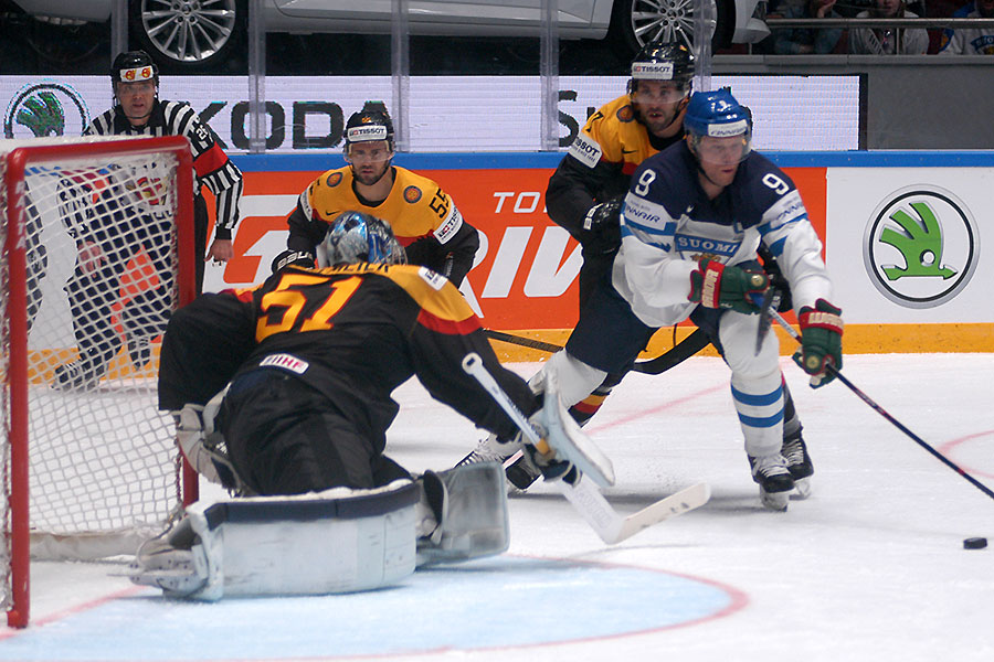 Finnlands Mikko Koivu vor dem deutschen Tor.