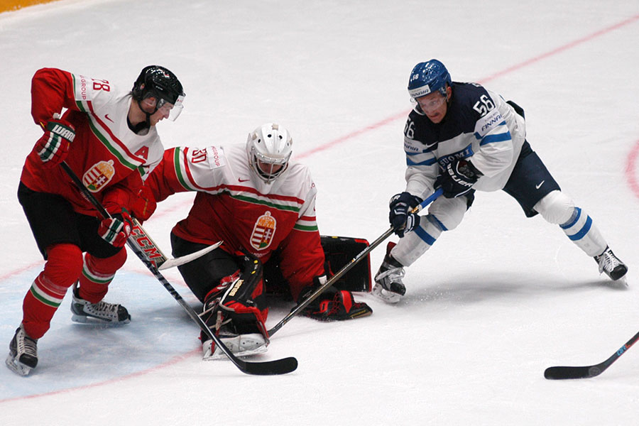 Finnlands Teemu Pulkkinen gegen Ungarns Torwart Adam Vay. Finnlands Teemu Pulkkinen gegen Ungarns Torwart Adam Vay.