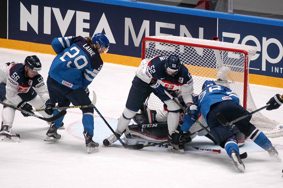 Spielszene Finnland gegen Slowakei vor den slowakischen Tor.