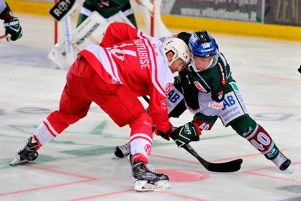 Klagenfurts Mark Hurtubise gegen Augsburgs Evan Trupp.