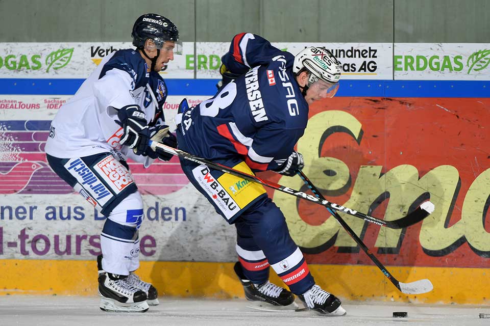 Tomas Schmidt von den Dresdner Eislöwen und Nick Petersen von den Eisbären Berlin. Tomas Schmidt von den Dresdner Eislöwen und Nick Petersen von den Eisbären Berlin.