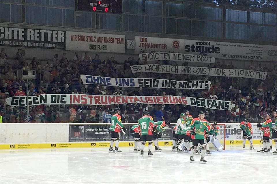 Beim Spiel gegen den Herner EV protestierten die ECH-Fans mit Spruchbndern.
