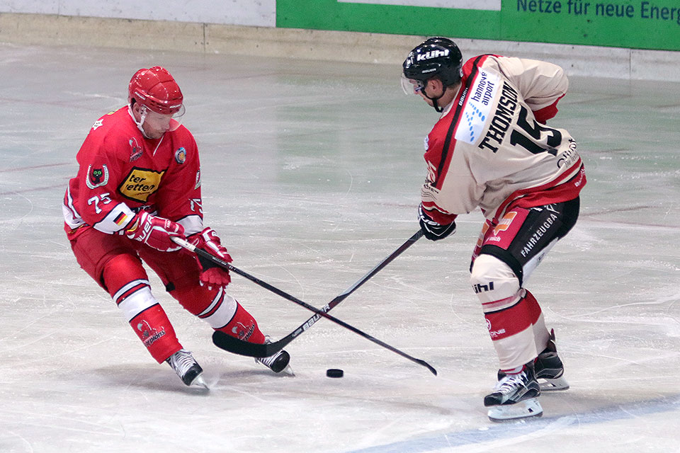 Wedemarks Andreas Morczinietz gegen Langenhagens Robin Thomson.