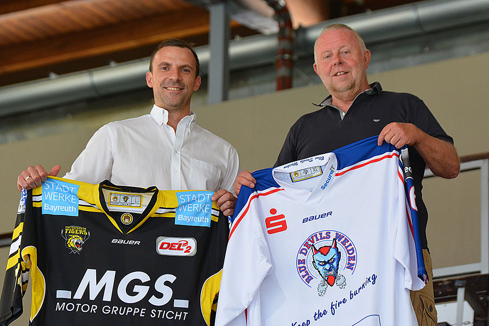 Weidens Sportchef Christian Meiler und Bayreuths Dietmar Habnitt. Weidens Sportchef Christian Meiler und Bayreuths Dietmar Habnitt.