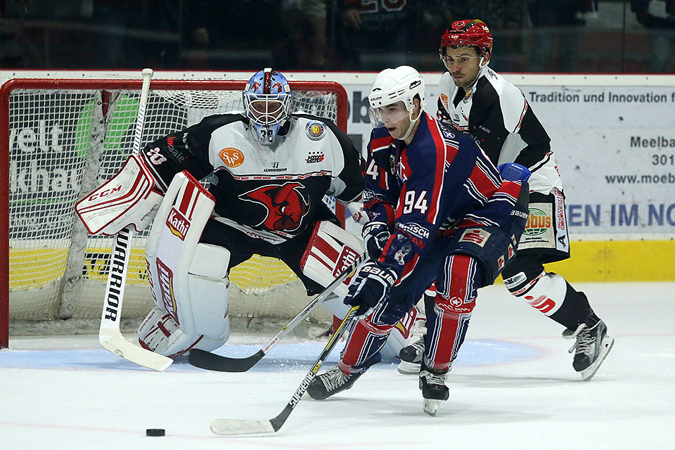 Torchance fr Hannovers Phil Hungerecker gegen die Saale Bulls Halle.