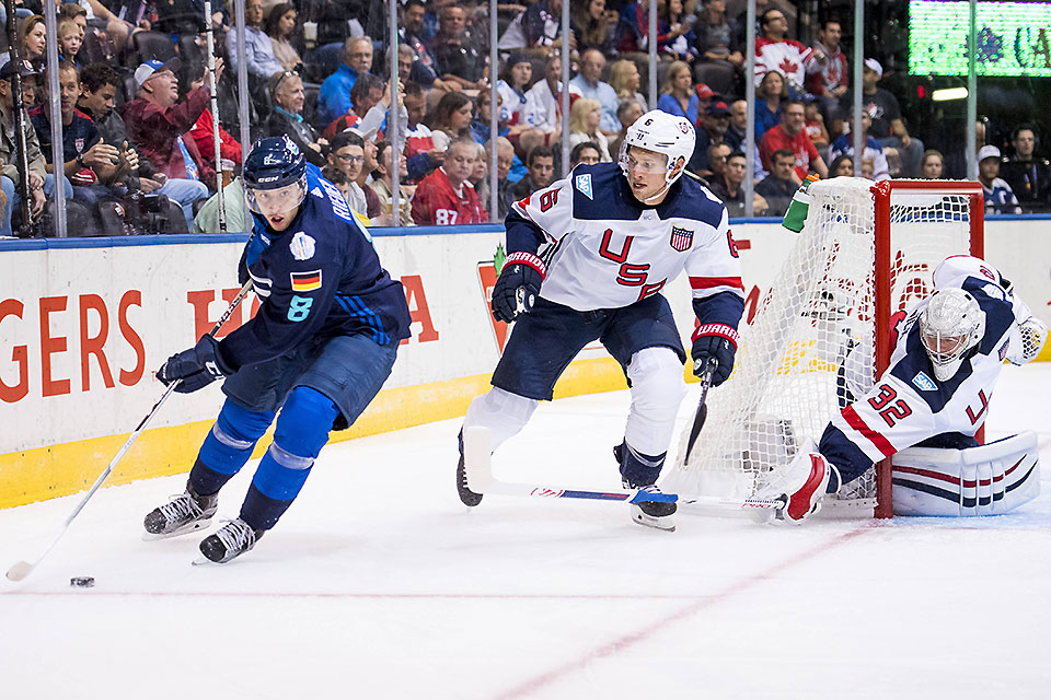 Tobias Rieder (links) gegen Erik Johnson und Torwart Jonathan Quick. Tobias Rieder (links) gegen Erik Johnson und Torwart Jonathan Quick.