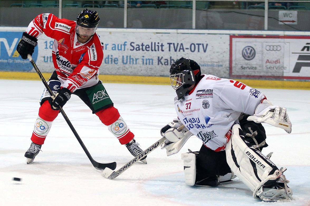 Regensburgs Brandon Wong gegen Schönheides Torwart Patrick Glatzel. Regensburgs Brandon Wong gegen Schönheides Torwart Patrick Glatzel.
