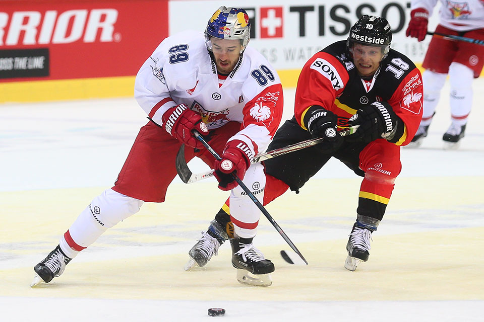 Salzburgs Florian Baltram gegen Berns Ryan Lasch.