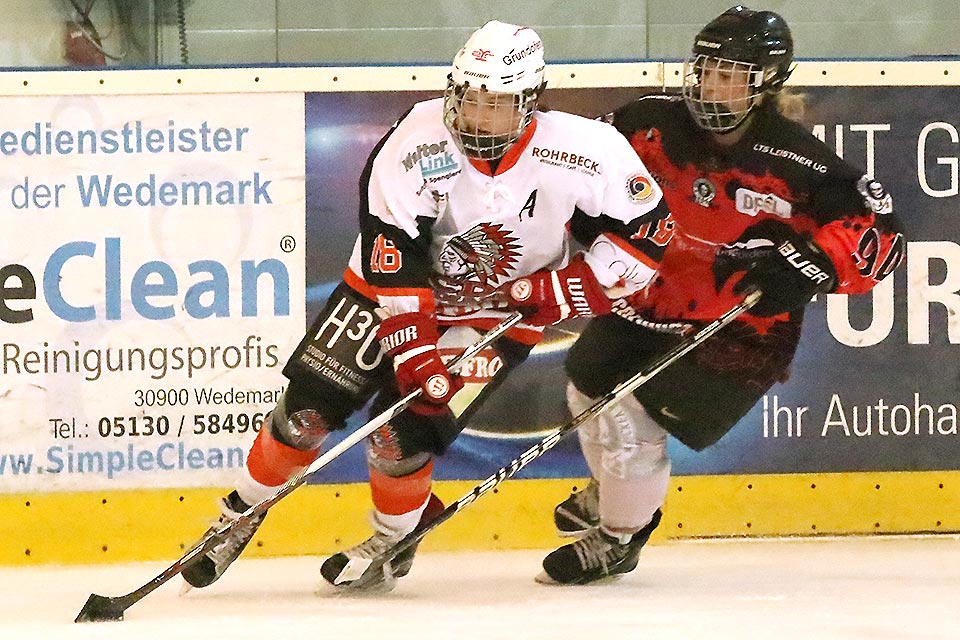 Nina Korff von den Lady Scorpions verfolgt Memmingens Marina Swikull. Nina Korff von den Lady Scorpions verfolgt Memmingens Marina Swikull.