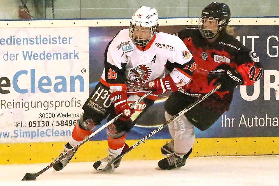 Nina Korff von den Lady Scorpions verfolgt Memmingens Marina Swikull.