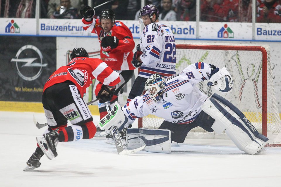 Bad Nauheims Dominik Meisinger trifft zum 1:0 gegen die Kassel Huskies.