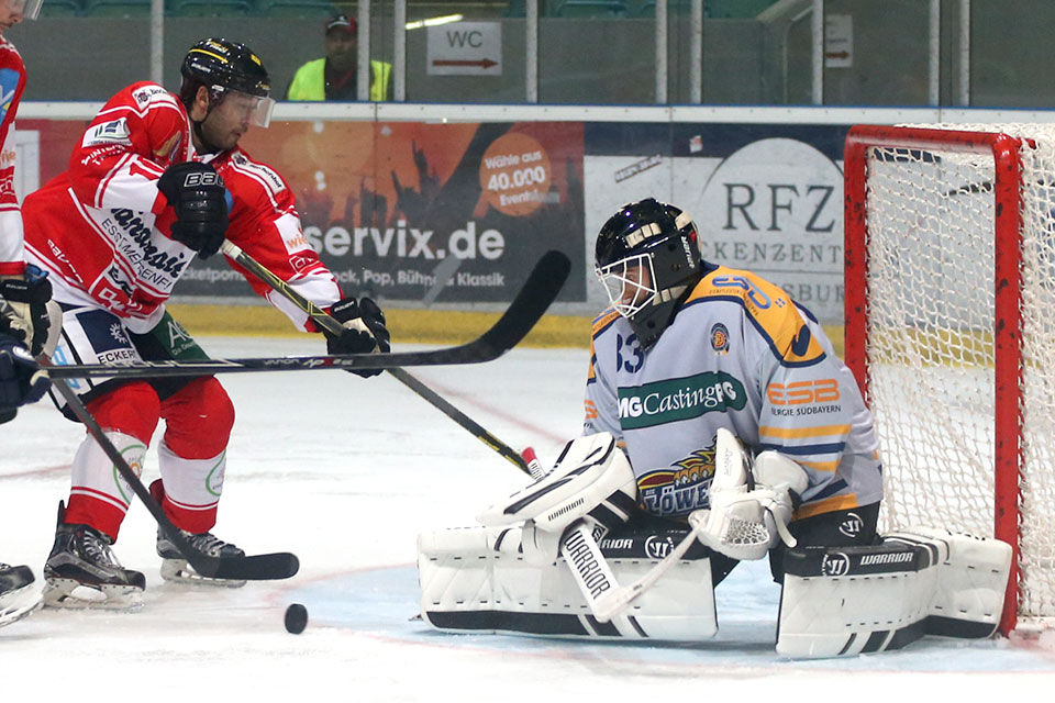 Torchance fr den EV Regensburg im Spiel gegen den EHC Waldkraiburg.