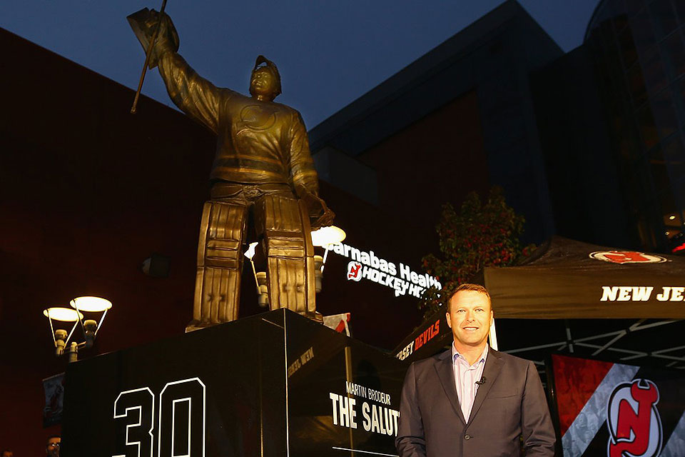 Martin Brodeur mit seiner Statue vor dem Prudential Center.