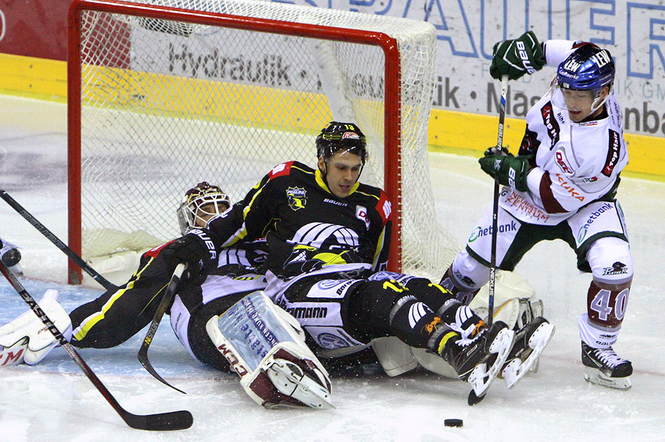 Augsburgs Evan Trupp gegen die Krefelder Mike Collins und Niklas Treutle.