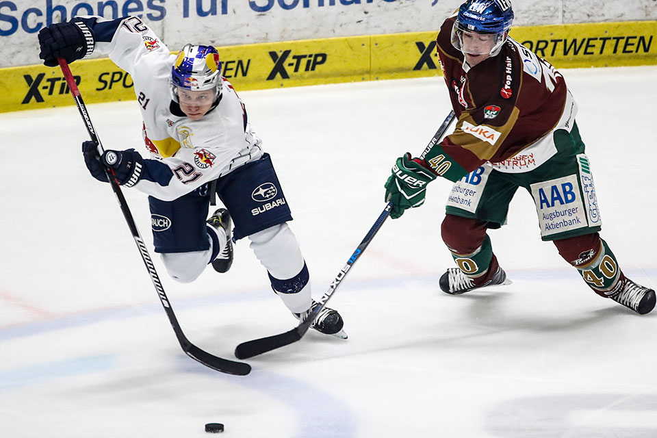 Münchens Dominik Kahun gegen Augsburgs Evan Trupp.