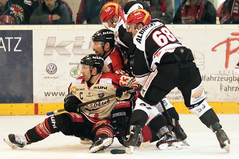 Langenhagens Trainer Tomas Martinec (18) hinter Christoph Koziol (33) beim Spiel gegen Halle. Langenhagens Trainer Tomas Martinec (18) hinter Christoph Koziol (33) beim Spiel gegen Halle.