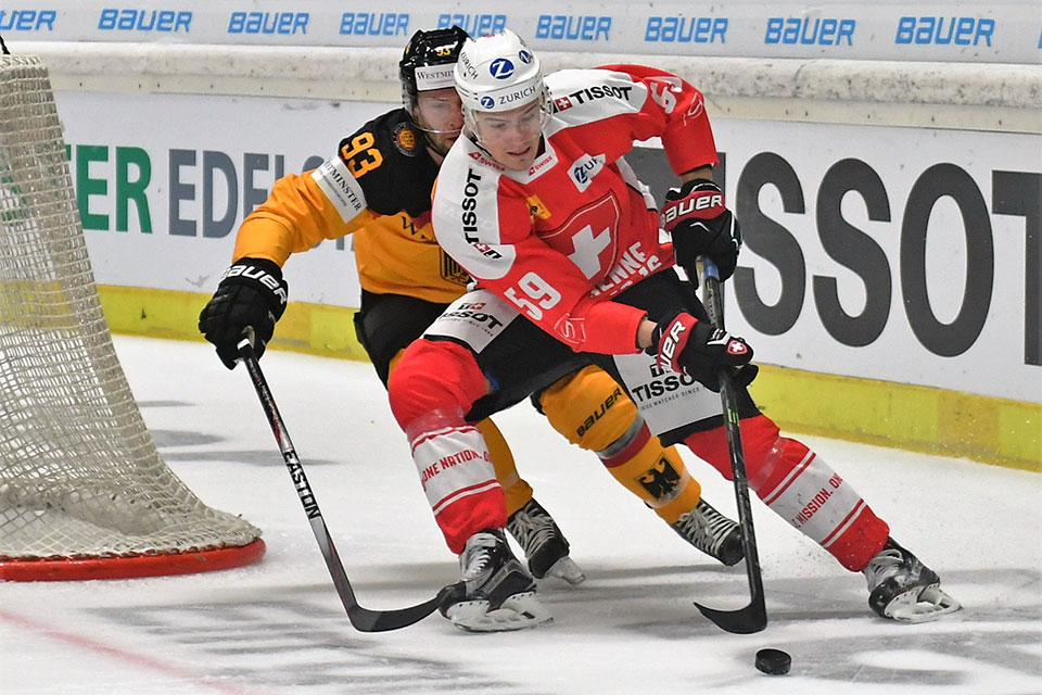 Brent Raedeke iim Zweikampf mit dem Schweizer Dario Simion.