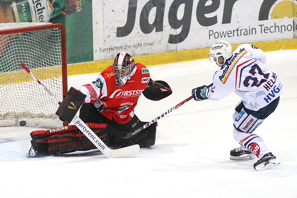 Heilbronns Kyle Helms vergibt einen Penalty gegen Bad Nauheims Mikko Rm.