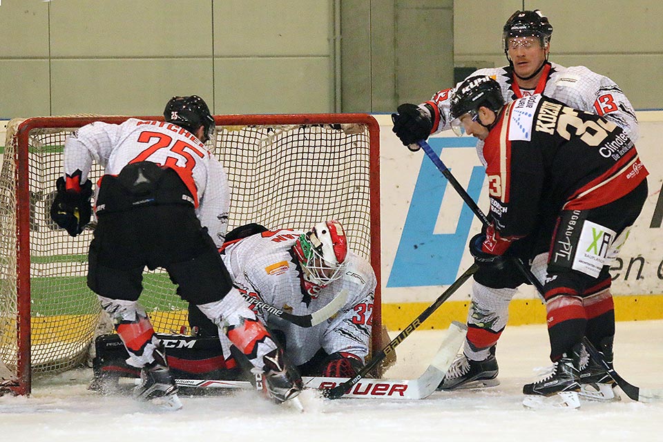 Langenhagens Koziol kommt zu sp�t. Hamburgs Torwart Kai Kristian hat den Puck sicher.